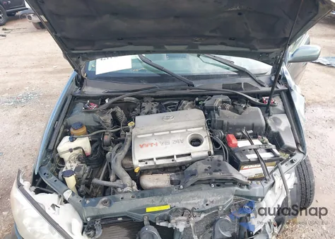 2003 Toyota Camry Le z USA, uszkodzony, nr VIN 4T1BF32K13U554339